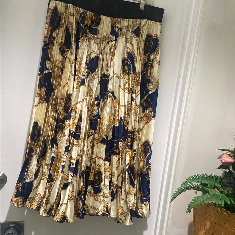 Elegant Cream and Blue Pleated Skirt
